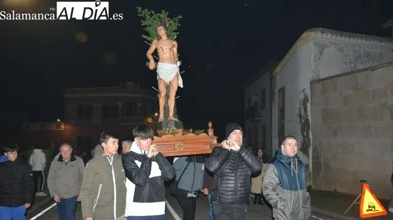 El humo llenaba la calles al paso de la imagen del Santo