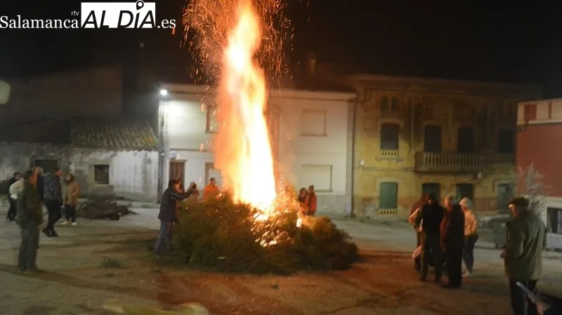 El humo llenaba la calles al paso de la imagen del Santo