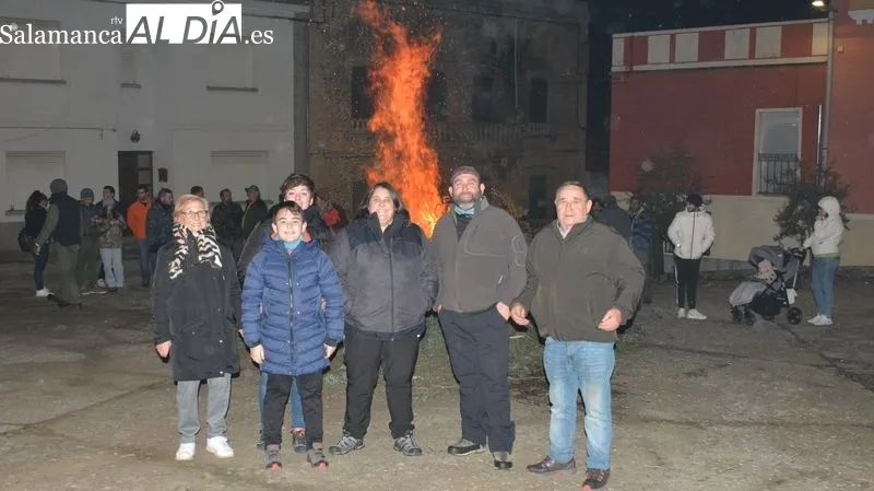 El humo llenaba la calles al paso de la imagen del Santo
