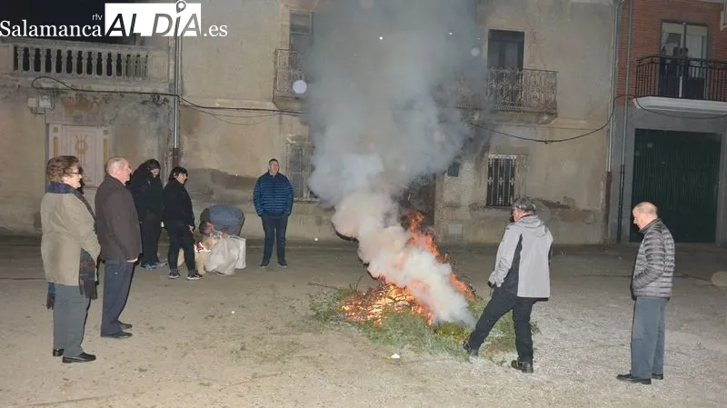 El humo llenaba la calles al paso de la imagen del Santo
