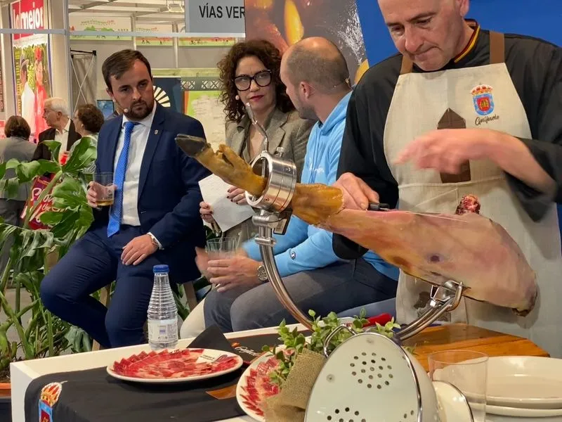 Unión entre Guijuelo y Oviedo en Fitur.