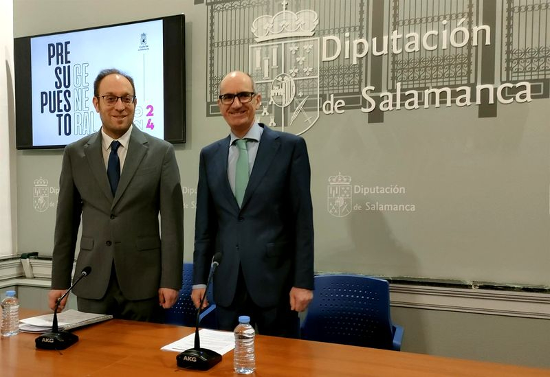 El presidente de la Diputación de Salamanca, Javier Iglesias (d), junto al diputado Marcos Iglesias (i), en La Salina. Foto EUROPA PRESS