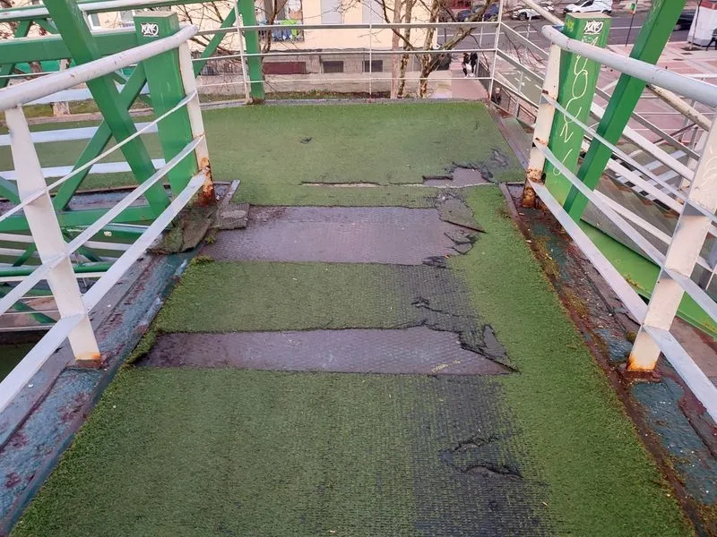 Foto 2 - Denuncian la falta de mantenimiento de la pasarela de Vialia