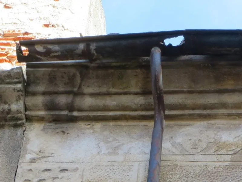 Denuncias por la falta de vigilancia y limpieza en algunos lugares emblemáticos de Salamanca | FOTOS: Perfil X de @ACDPatrimonio