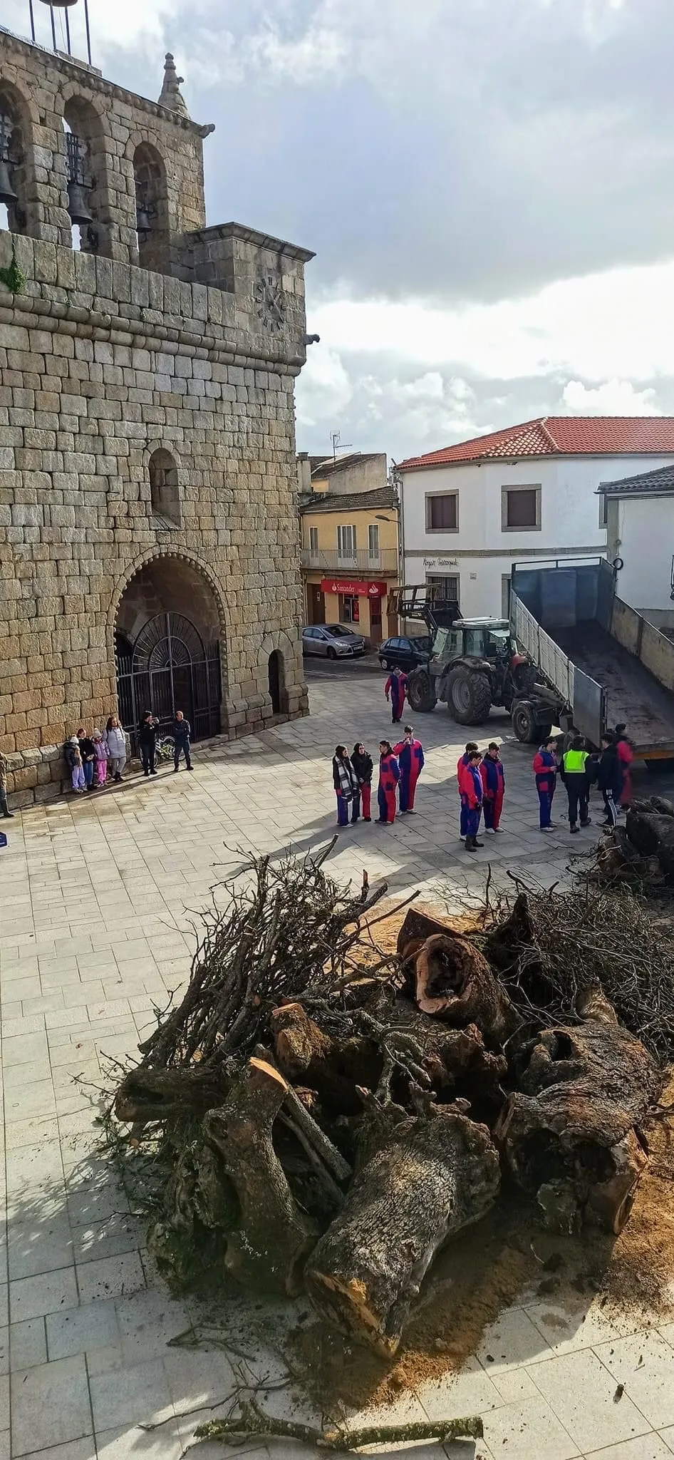 Foto 2 - Villavieja despide el a&ntilde;o con la hoguera de quintos