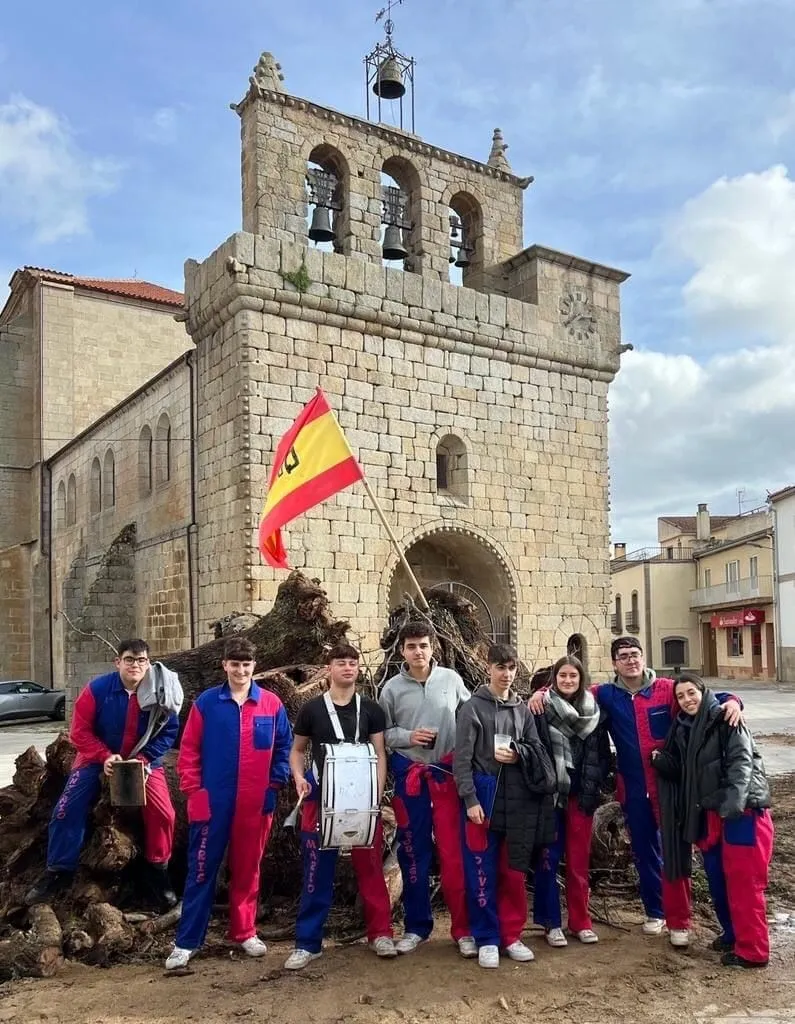 Foto 5 - Villavieja despide el a&ntilde;o con la hoguera de quintos