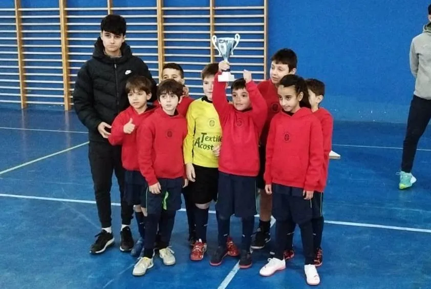 Foto 4 - El Benjam&iacute;n A del III Columnas, subcampe&oacute;n del Torneo de Reyes organizado por Intersala