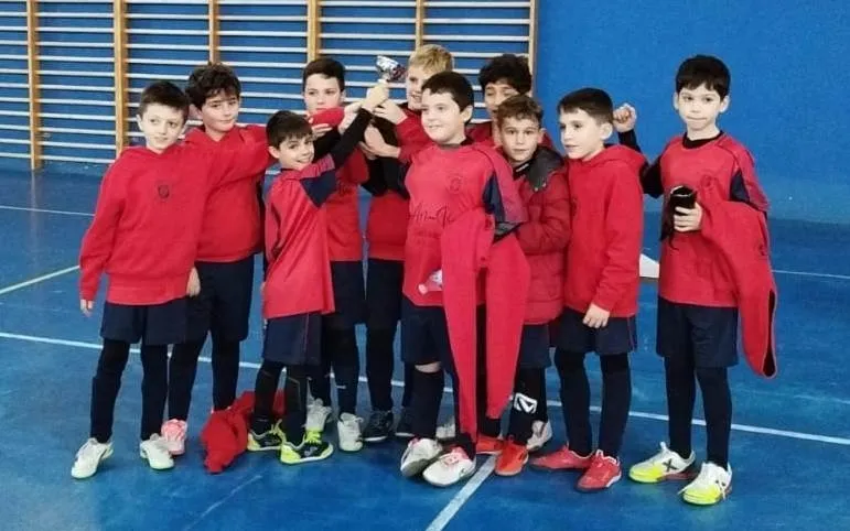 Foto 3 - El Benjam&iacute;n A del III Columnas, subcampe&oacute;n del Torneo de Reyes organizado por Intersala