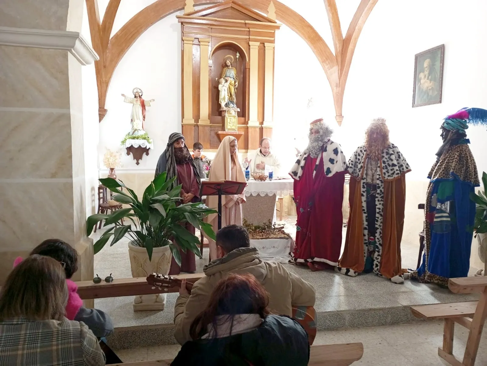 Foto 2 - Los Magos no se olvidan de Valdecarpinteros, que ha tenido un bel&eacute;n a base de troncos