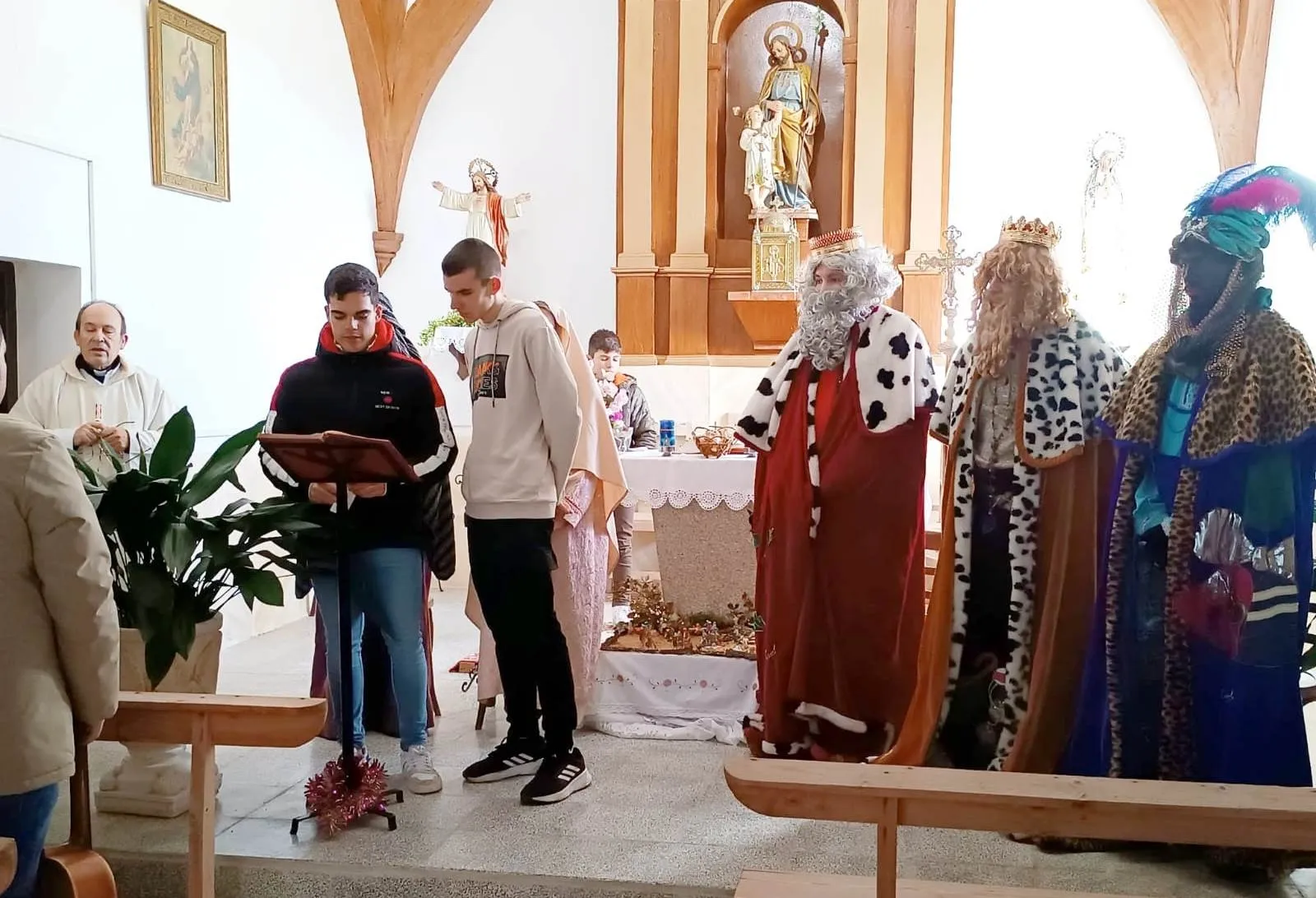 Foto 3 - Los Magos no se olvidan de Valdecarpinteros, que ha tenido un bel&eacute;n a base de troncos