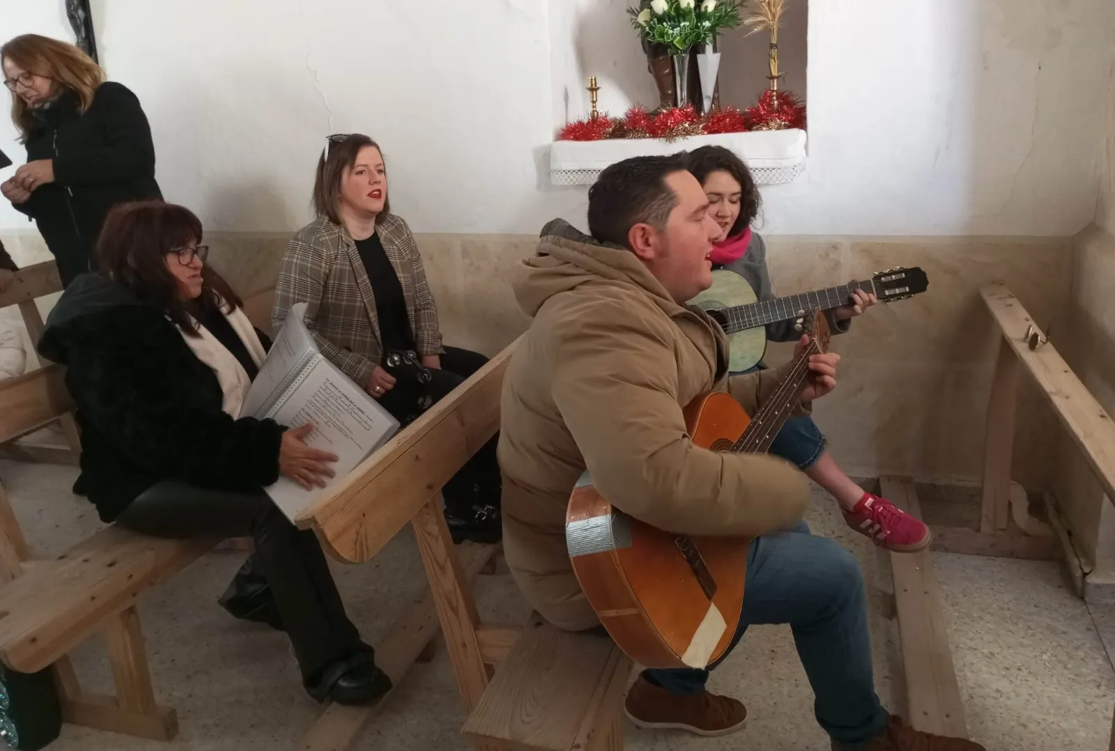 Foto 4 - Los Magos no se olvidan de Valdecarpinteros, que ha tenido un bel&eacute;n a base de troncos