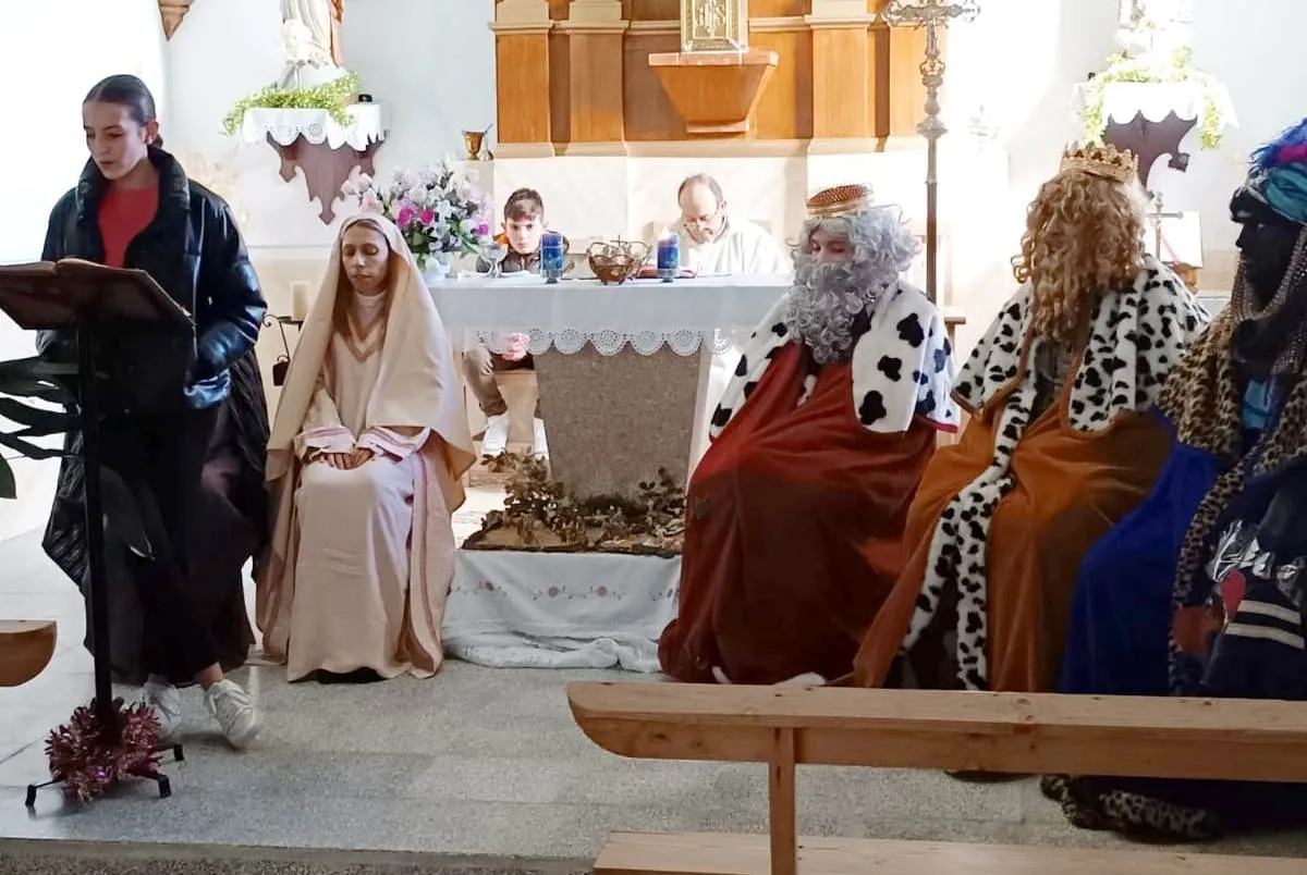 Foto 5 - Los Magos no se olvidan de Valdecarpinteros, que ha tenido un bel&eacute;n a base de troncos