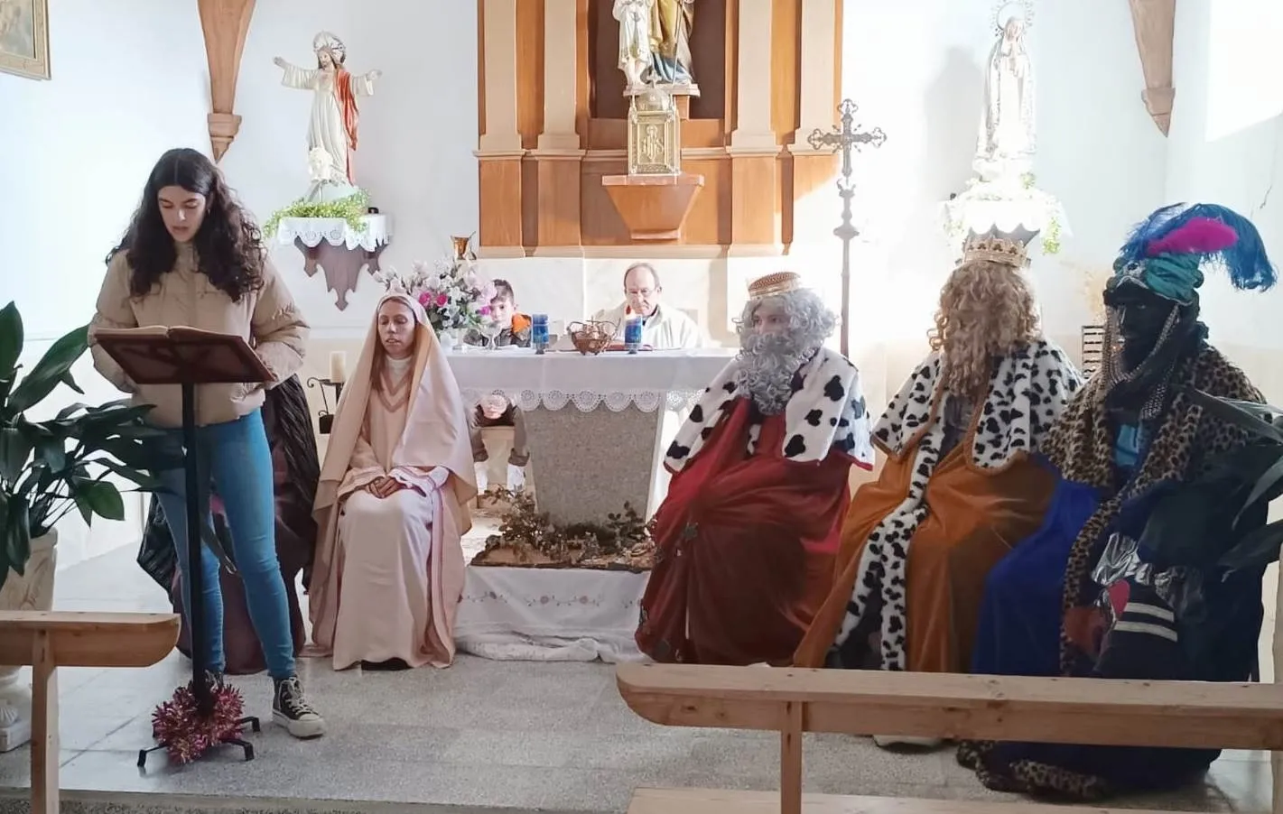 Foto 6 - Los Magos no se olvidan de Valdecarpinteros, que ha tenido un bel&eacute;n a base de troncos