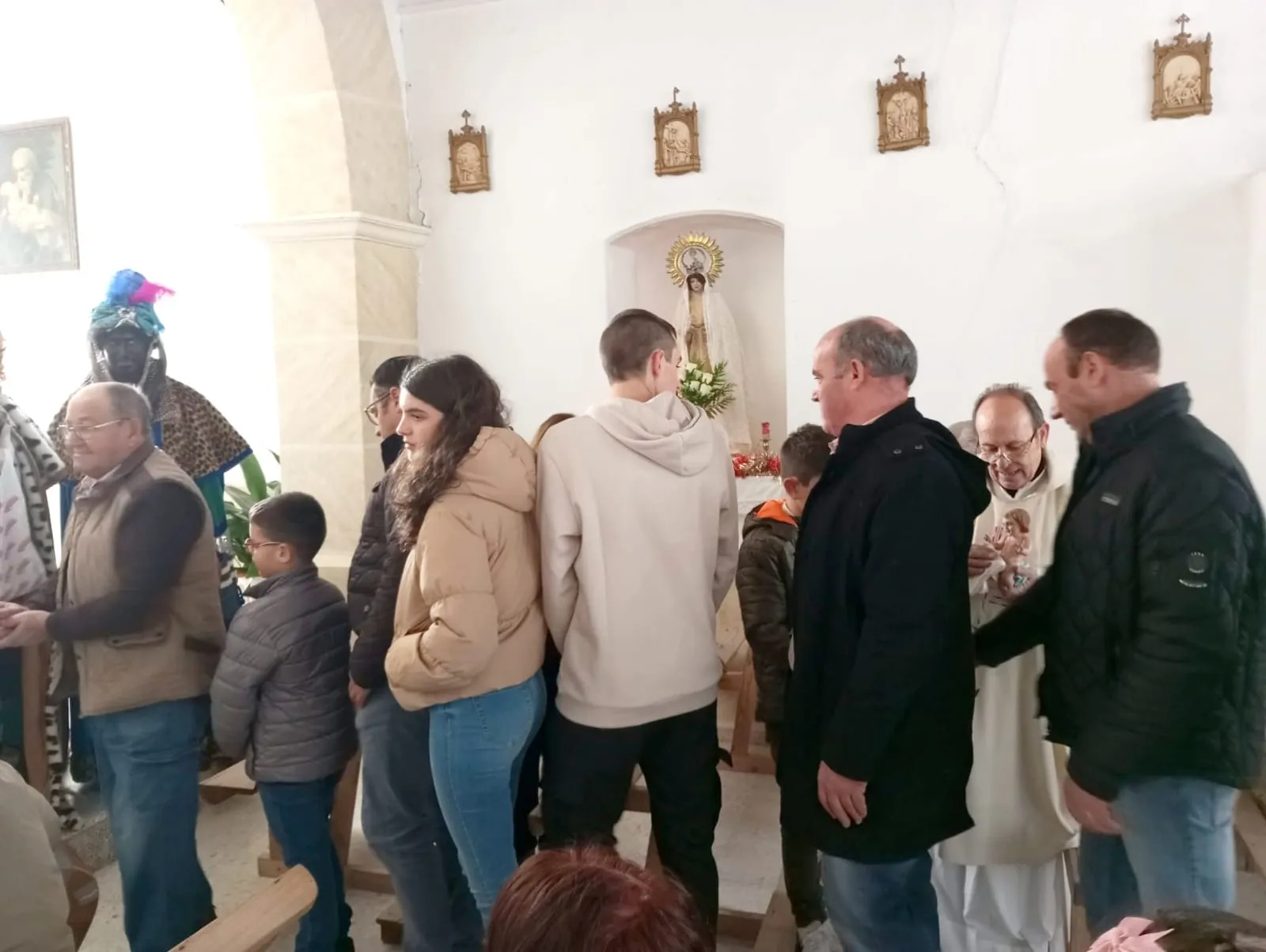 Foto 7 - Los Magos no se olvidan de Valdecarpinteros, que ha tenido un bel&eacute;n a base de troncos