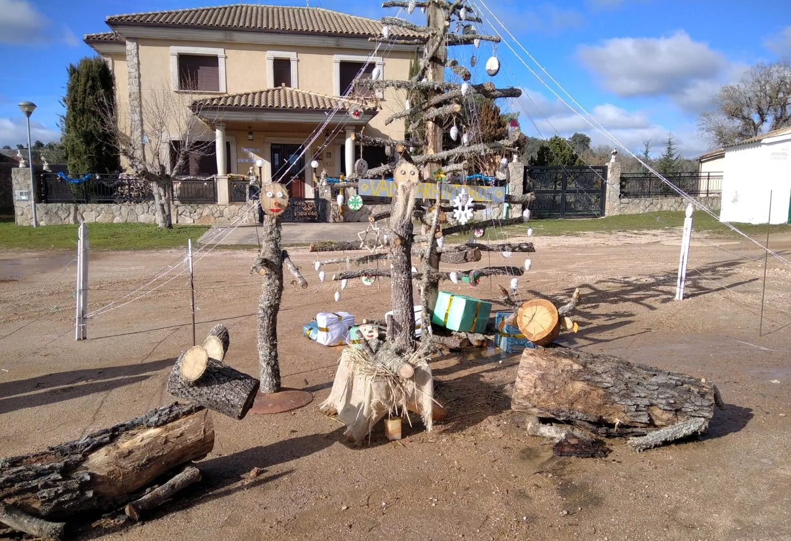 Foto 8 - Los Magos no se olvidan de Valdecarpinteros, que ha tenido un bel&eacute;n a base de troncos