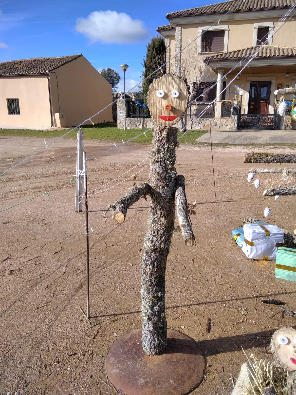 Foto 9 - Los Magos no se olvidan de Valdecarpinteros, que ha tenido un bel&eacute;n a base de troncos