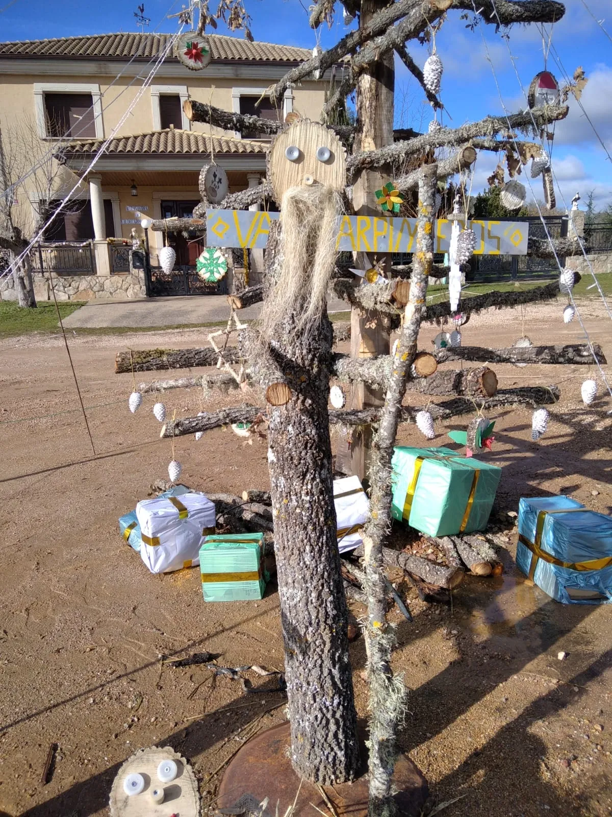 Foto 10 - Los Magos no se olvidan de Valdecarpinteros, que ha tenido un bel&eacute;n a base de troncos
