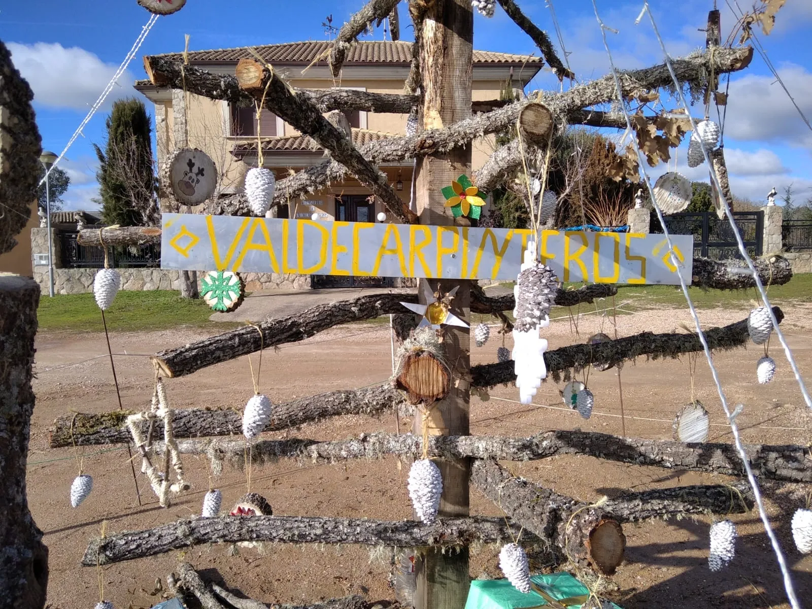Foto 11 - Los Magos no se olvidan de Valdecarpinteros, que ha tenido un bel&eacute;n a base de troncos