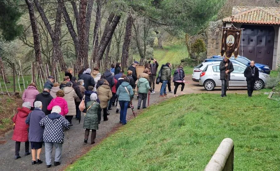 Foto 2 - 55 personas peregrinan hasta El Zarzoso con San Andr&eacute;s para ganar el Jubileo