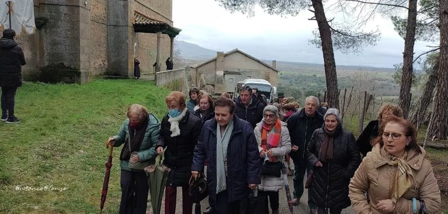 Foto 9 - 55 personas peregrinan hasta El Zarzoso con San Andr&eacute;s para ganar el Jubileo