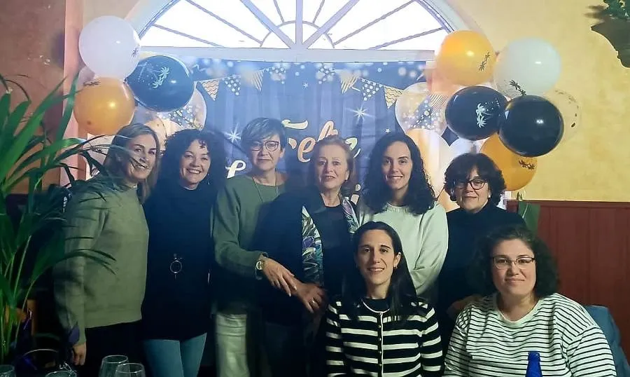Foto 2 - Carmen Aldehuelo celebra su jubilaci&oacute;n junto a sus compa&ntilde;eras