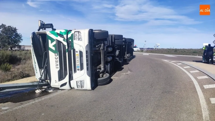 Foto 3 - Vuelca un cami&oacute;n en las cercan&iacute;as de Fuentes de O&ntilde;oro