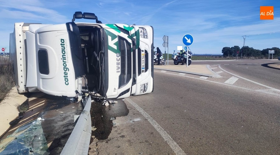Foto 4 - Vuelca un camión en las cercanías de Fuentes de Oñoro