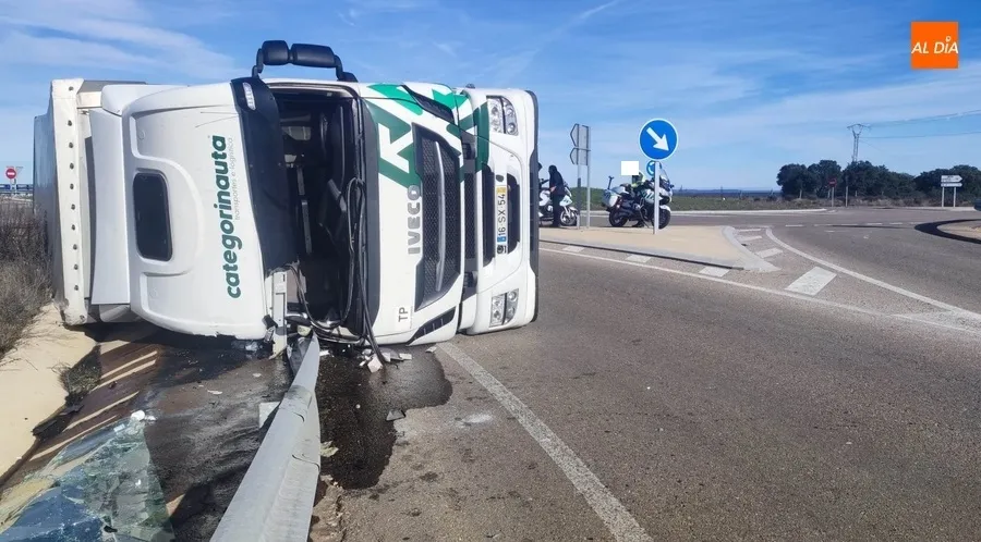 Foto 4 - Vuelca un cami&oacute;n en las cercan&iacute;as de Fuentes de O&ntilde;oro