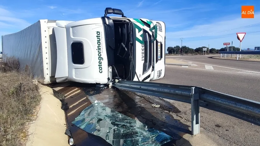 Foto 5 - Vuelca un cami&oacute;n en las cercan&iacute;as de Fuentes de O&ntilde;oro