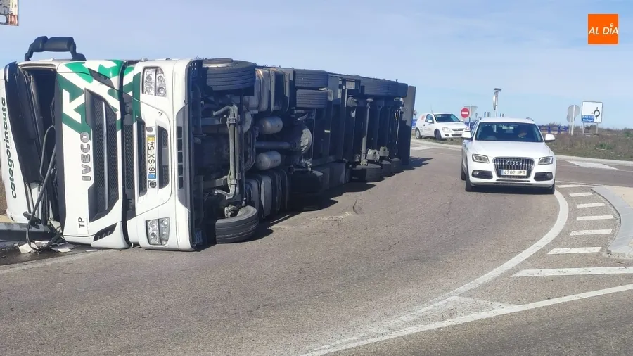 Foto 6 - Vuelca un cami&oacute;n en las cercan&iacute;as de Fuentes de O&ntilde;oro