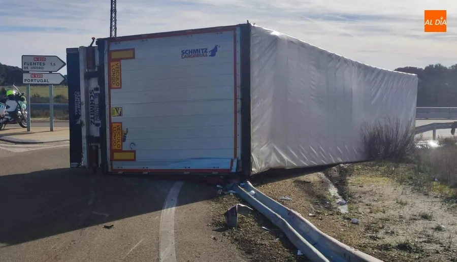 Foto 7 - Vuelca un cami&oacute;n en las cercan&iacute;as de Fuentes de O&ntilde;oro