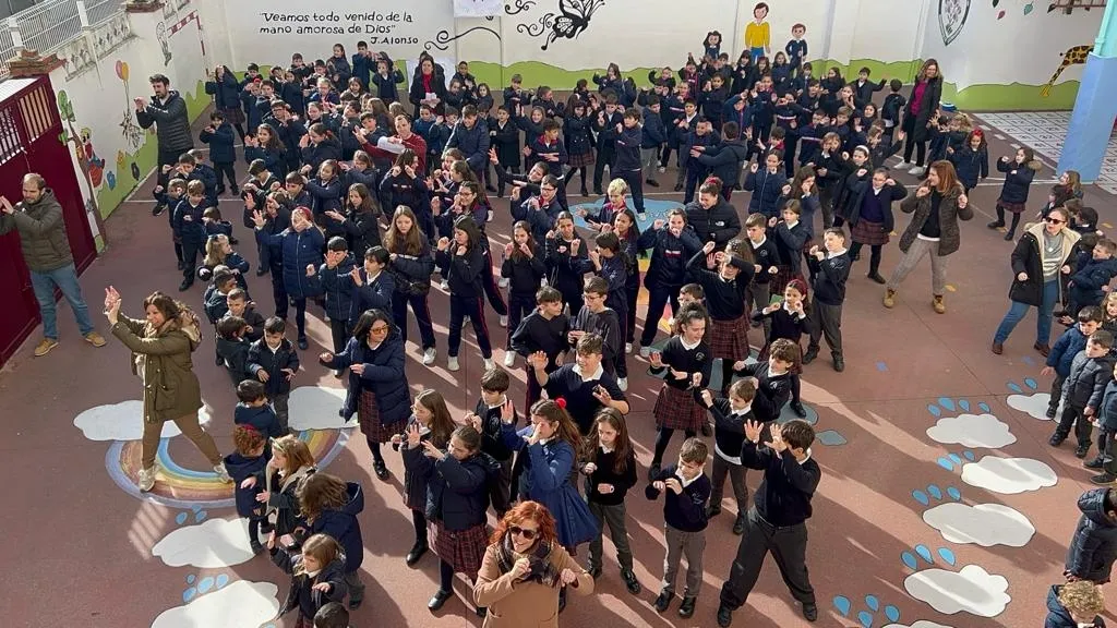 Foto 6 - Misioneras-Santa Teresa crea una gran bandera por la paz