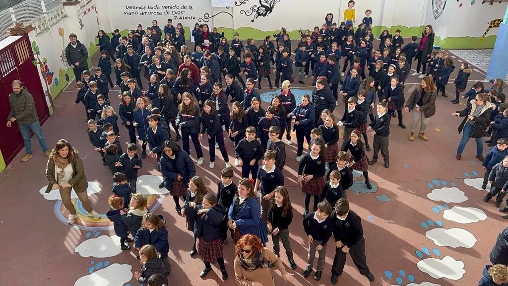 Foto 5 - Misioneras-Santa Teresa crea una gran bandera por la paz