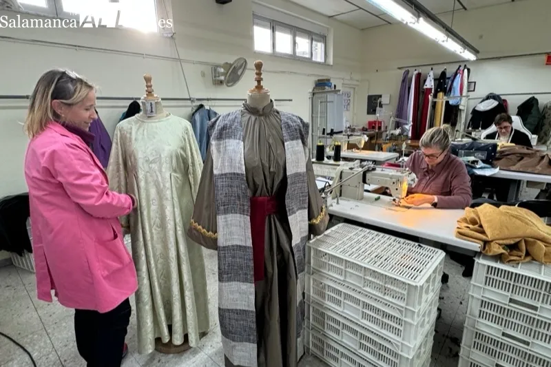 El equipo de la Cooperativa Macotextil trabajando en su taller