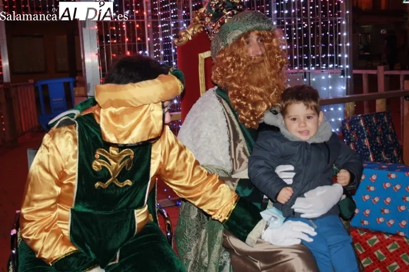Foto 11 - Grandes y peque&ntilde;os dan una multitudinaria bienvenida a los Reyes Magos en su tradicional recepci&oacute;n