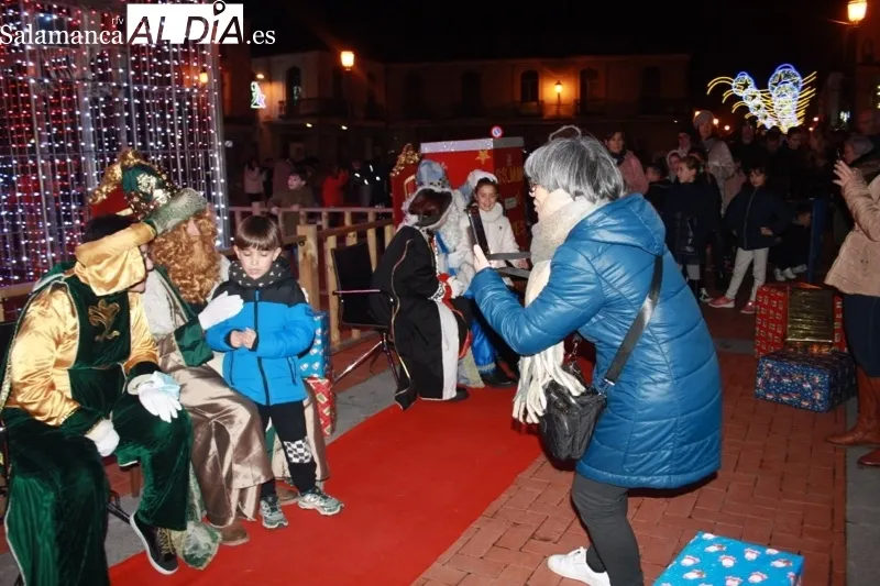 Foto 10 - Grandes y peque&ntilde;os dan una multitudinaria bienvenida a los Reyes Magos en su tradicional recepci&oacute;n