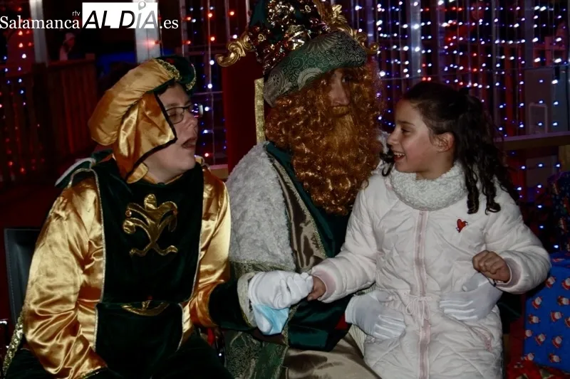 Foto 9 - Grandes y peque&ntilde;os dan una multitudinaria bienvenida a los Reyes Magos en su tradicional recepci&oacute;n