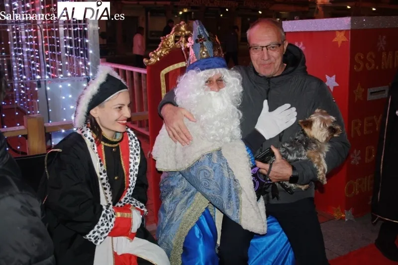 Foto 8 - Grandes y peque&ntilde;os dan una multitudinaria bienvenida a los Reyes Magos en su tradicional recepci&oacute;n