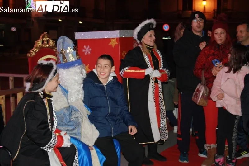 Foto 7 - Grandes y peque&ntilde;os dan una multitudinaria bienvenida a los Reyes Magos en su tradicional recepci&oacute;n