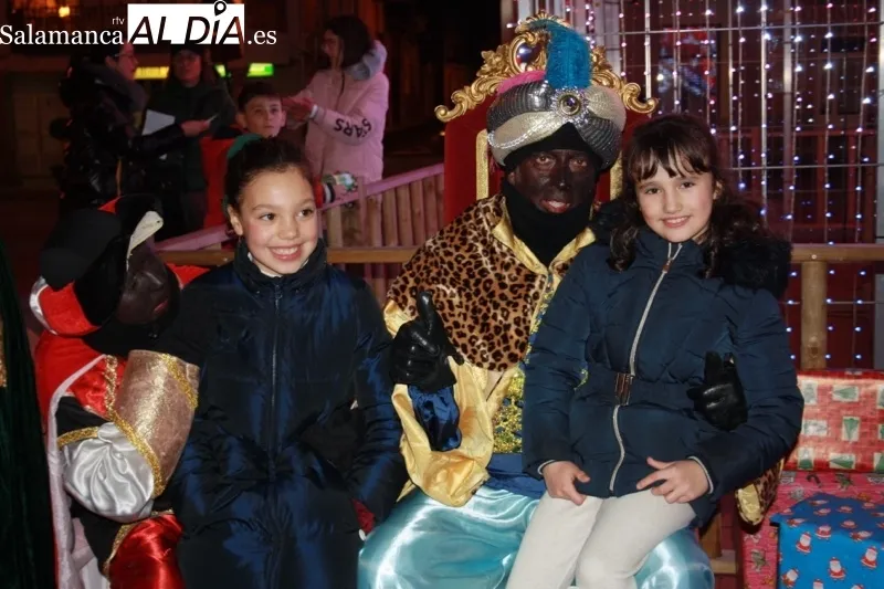 Foto 6 - Grandes y peque&ntilde;os dan una multitudinaria bienvenida a los Reyes Magos en su tradicional recepci&oacute;n