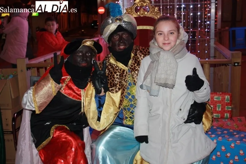 Foto 5 - Grandes y peque&ntilde;os dan una multitudinaria bienvenida a los Reyes Magos en su tradicional recepci&oacute;n