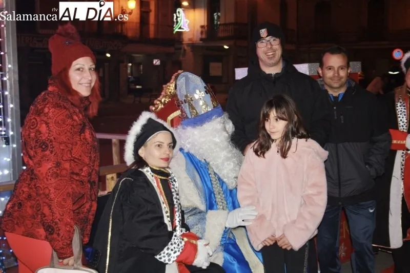 Foto 4 - Grandes y peque&ntilde;os dan una multitudinaria bienvenida a los Reyes Magos en su tradicional recepci&oacute;n