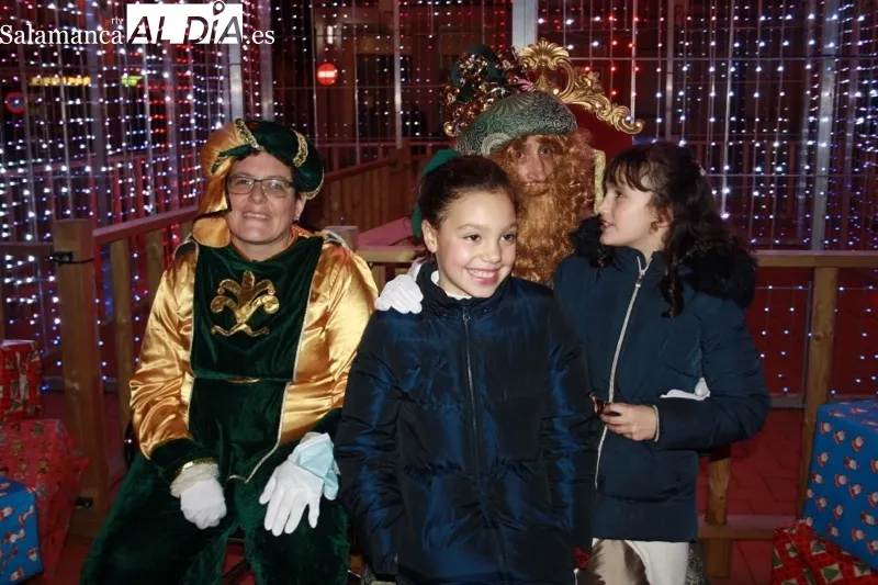Foto 3 - Grandes y peque&ntilde;os dan una multitudinaria bienvenida a los Reyes Magos en su tradicional recepci&oacute;n