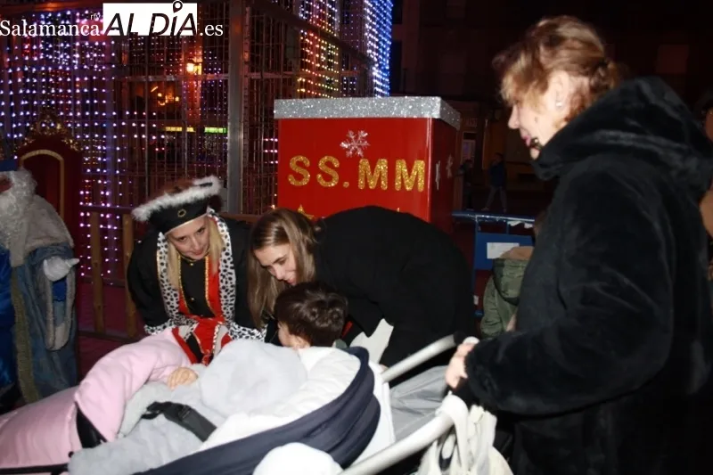 Foto 2 - Grandes y peque&ntilde;os dan una multitudinaria bienvenida a los Reyes Magos en su tradicional recepci&oacute;n