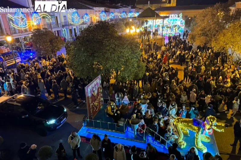 Peñaranda se echaba a las calles para vivir su multitudinaria Cabalgata de Reyes
