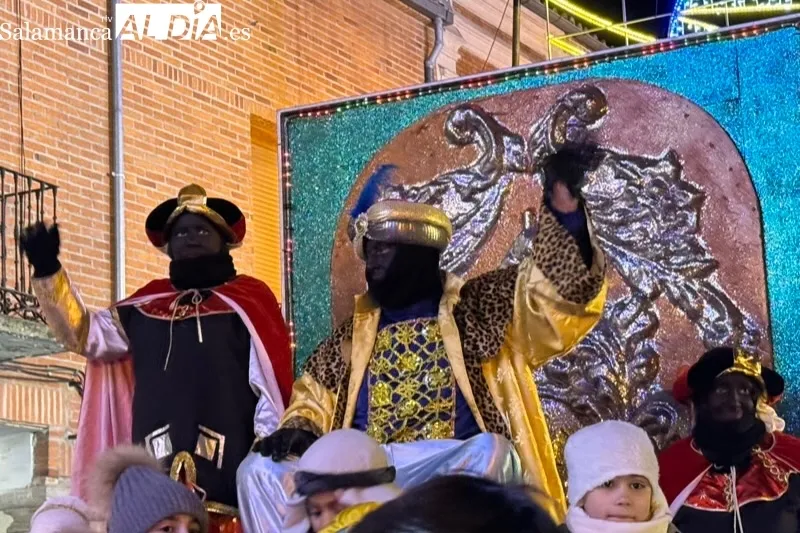 Peñaranda se echaba a las calles para vivir su multitudinaria Cabalgata de Reyes