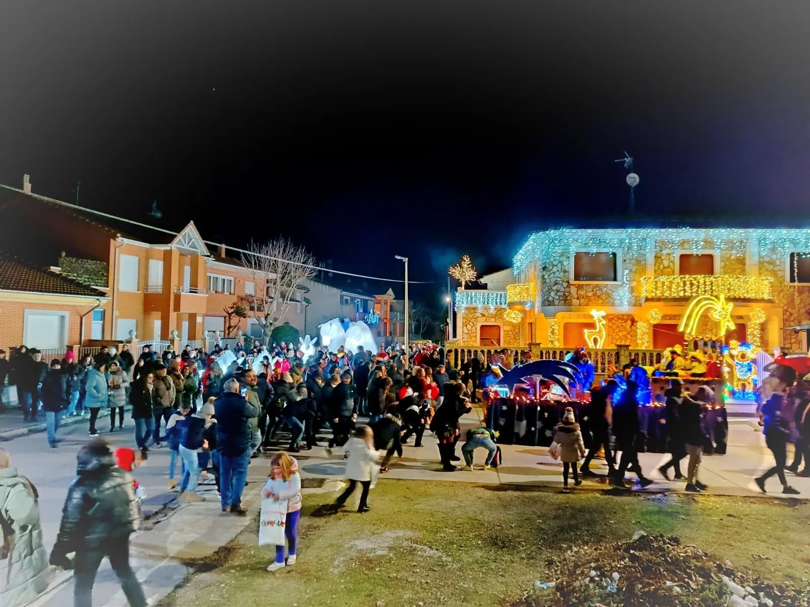 Foto 2 - Los Reyes Magos llenan de ilusi&oacute;n la comarca