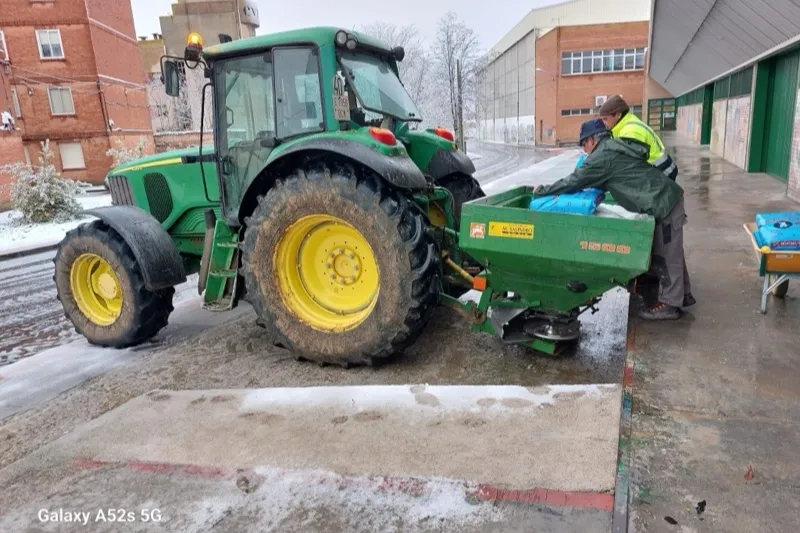 Foto 4 - S&aacute;bado marcado por el plan especial de mantenimiento en calles, mientras el CD Pe&ntilde;aranda suspende partidos por la nieve y el hielo
