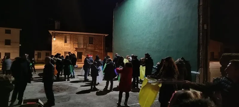 Quema de bolagas y suelta de farolillos en Trabanca / FOTOS: VÍCTOR PACHO