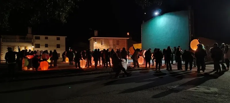 Quema de bolagas y suelta de farolillos en Trabanca / FOTOS: VÍCTOR PACHO